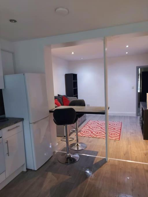 Home Away Barking Barking  Exteriör bild